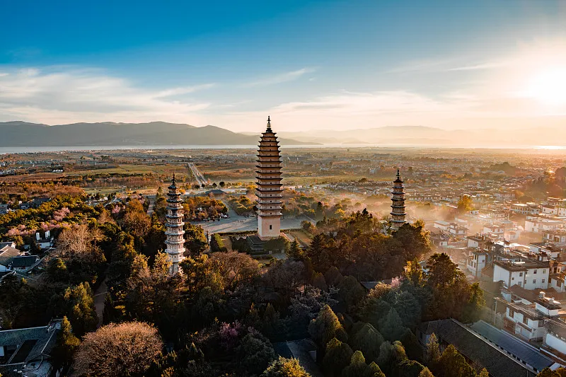 夕光下的大理三塔与城市远景